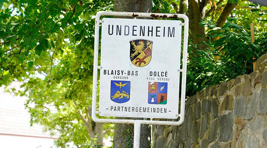 Schild der Undenheim Partnerstädte: Blaisy-Bas und Dolcé