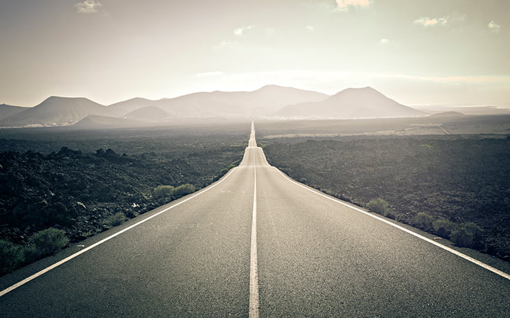 Lange Straße durch einsame Landschaft