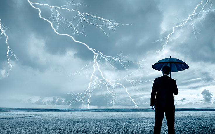 Mann mit Schirm und Gewitter